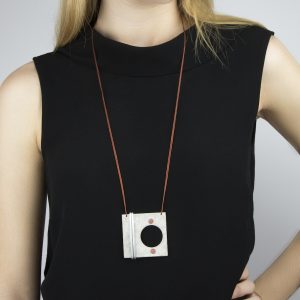 Colgante Sail to the Moon y pendientes abanico blanco