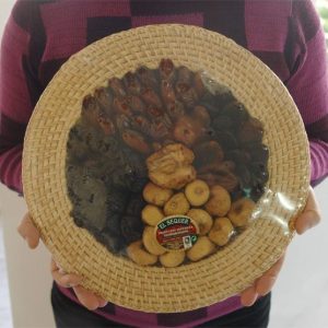 Cesta baja de mimbre de frutas ecológicas deshidratadas