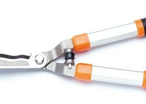 Tijera recortasetos profesional con cuchillas de acero forjado y mangos de aluminio.