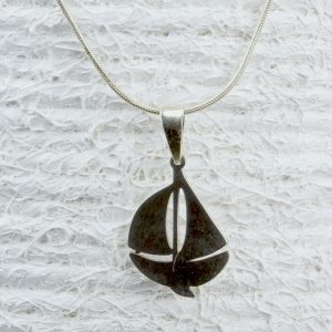 Colgante velero de plata con cadena