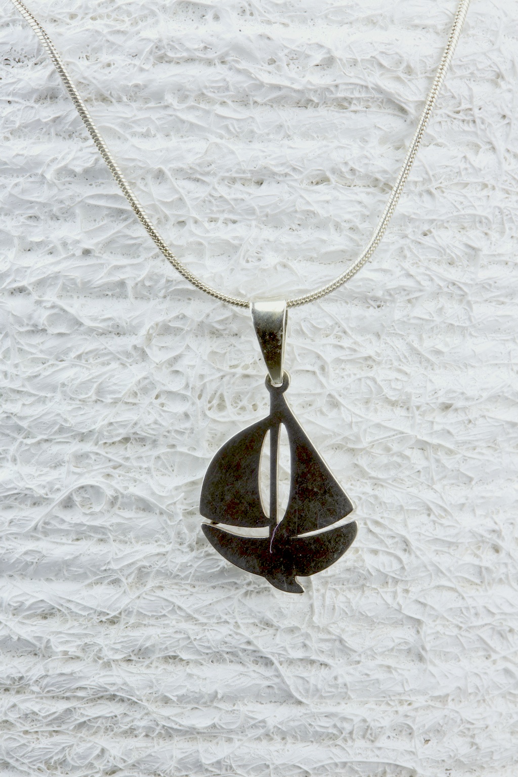 Colgante velero de plata con cadena